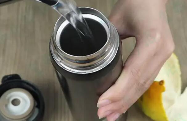 保溫杯使用一段時(shí)間后去除異味的方法